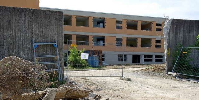 Durch diese ffnung in der Mauer entkam der Taximrder.   | Foto: dpa