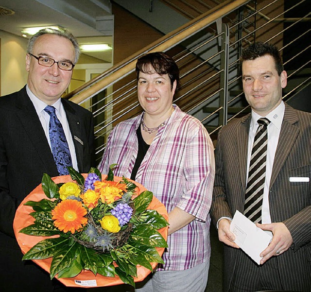 Vorstandsmitglied Thomas Ruff (links),...chsner  und Kundenberater Jens Wagner.  | Foto: Volksbank