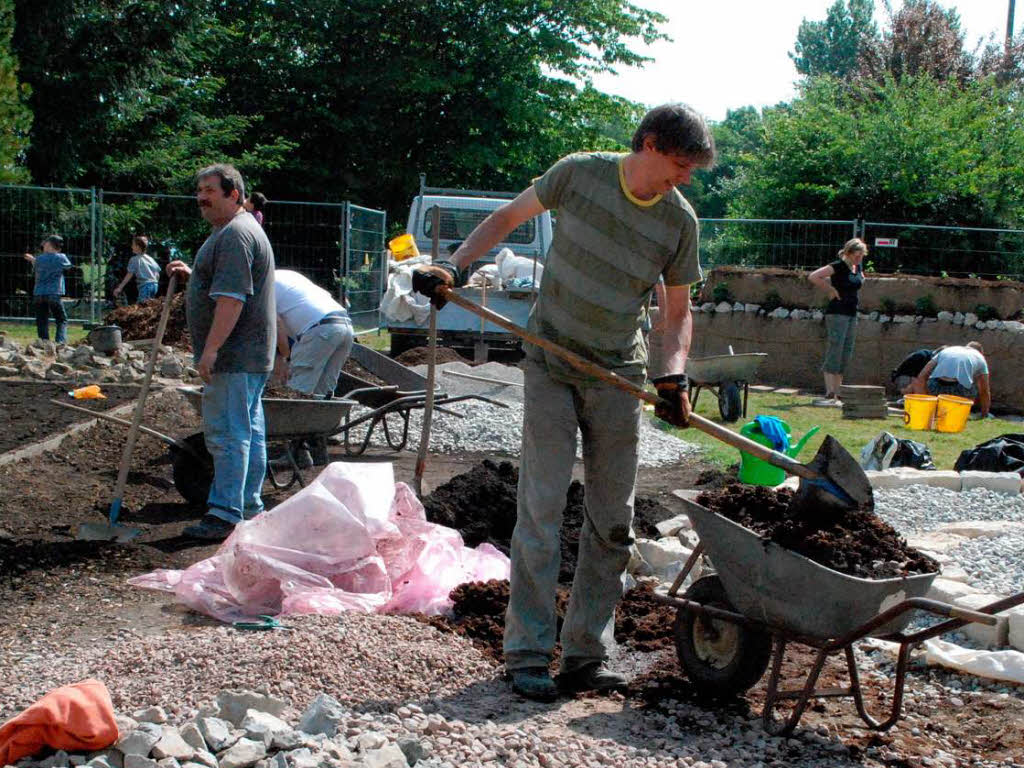 Die Arbeiten am Schulgarten sind in vollem Gange.