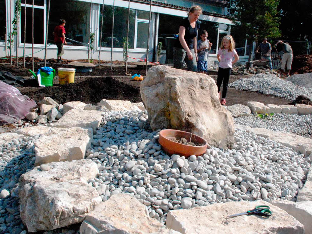 Die Arbeiten am Schulgarten sind in vollem Gange.