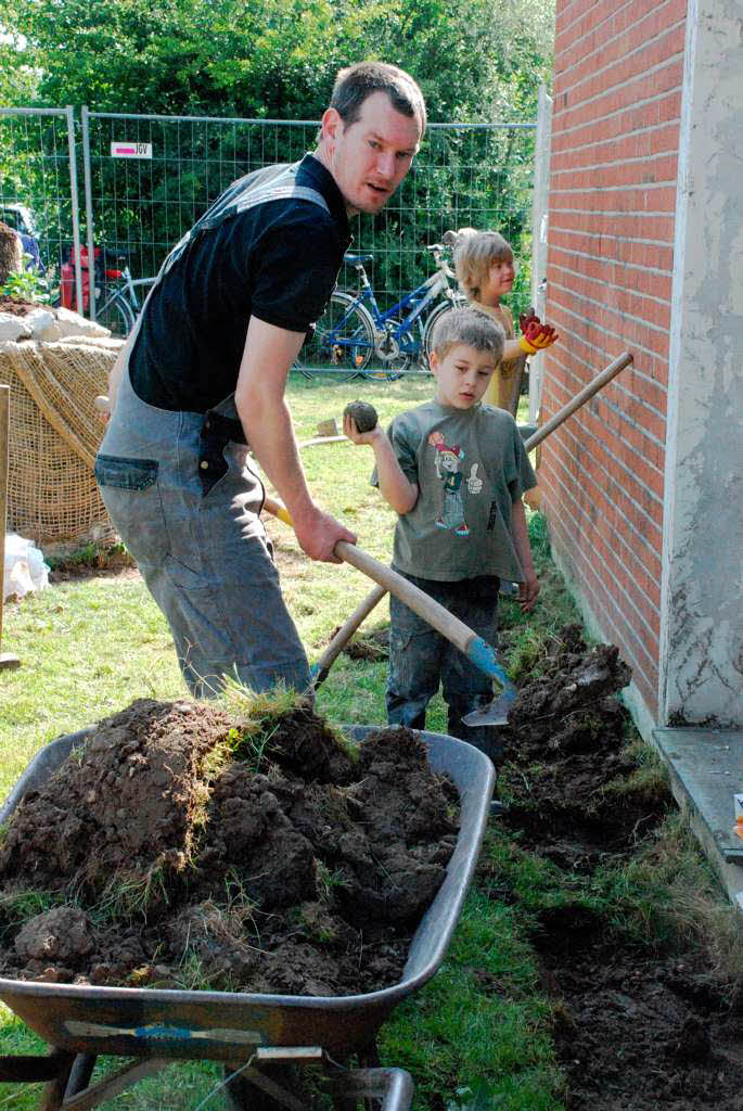 Die Arbeiten am Schulgarten sind in vollem Gange.