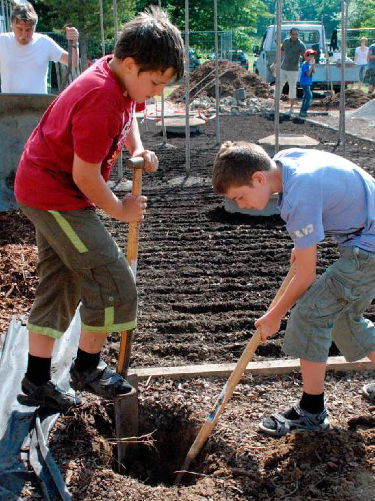 Die Arbeiten am Schulgarten sind in vollem Gange.