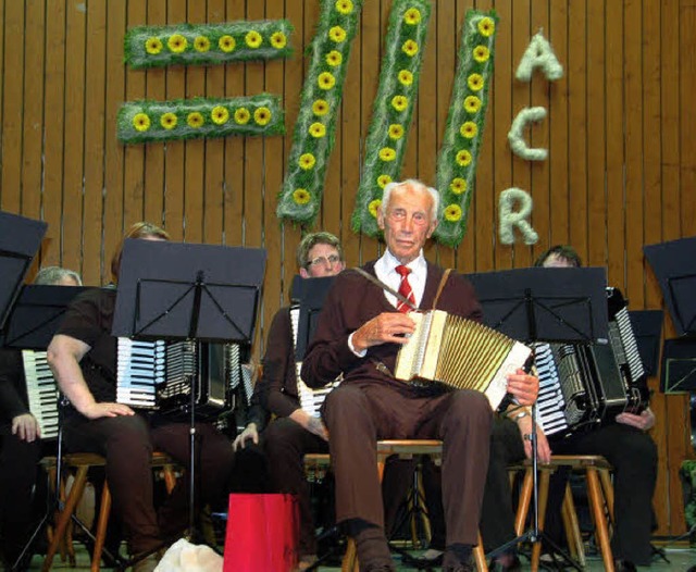 Beim Frhlingskonzert des Akkordeon - ...r 90-jhrige Josef Assal das Publikum.  | Foto: Pia Grttinger