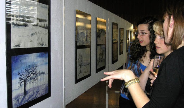 Mitschlerinnen diskutieren die Bildwi...der aquarellierten Winterlandschaften.  | Foto: Ute Schler