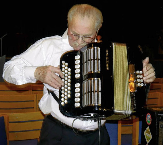 Musik fr die, die in ihrer Kindheit n...se&#8220;, das Volkslieder aufspielt.   | Foto: kam