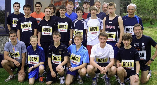 Das groe Laufteam des Erasmus-Gymnasiums mit Coach Mller (rechts).   | Foto: EGD