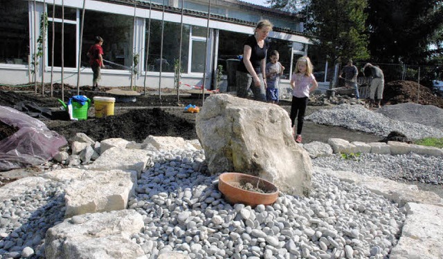 Viele Hnde packen fr den neuen Schulgarten der Hans-Thoma-Schule krftig an.   | Foto: Maja Tolsdorf