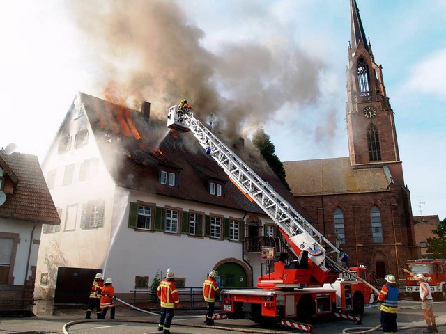 Der Dachstuhl des evangelisches Pfarrhaus Kndringen steht in Flammen  | Foto: Aribert Rssel