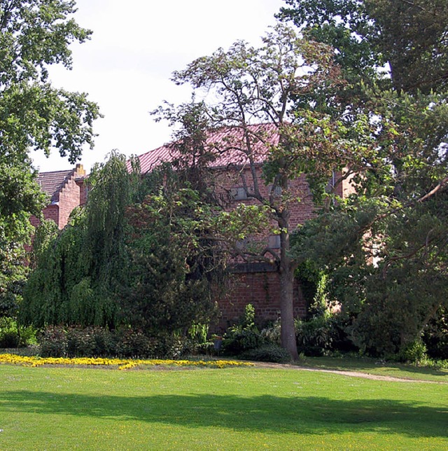 Mit einem Picknick will die Brgergeme...te Ruhezone des Brgerparks hinweisen.  | Foto: bz