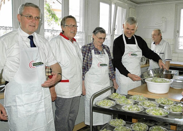 Der evangelische Landesbischof Ulrich ...er Zubereitung der Speisen eifrig mit.  | Foto: oscar sala