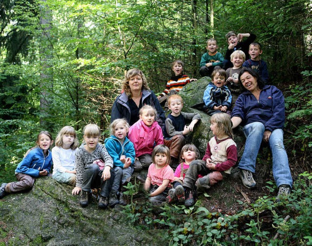 Der Wald ist ihre Welt: Die &#8222;Wur...dergartens Todtnau mit Erzieherinnen.   | Foto: Privat