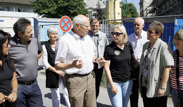 Geschftsfhrer Bernhard Spth (Mitte)...che fr 8,5 Millionen Euro (rechts).   | Foto: Zeller