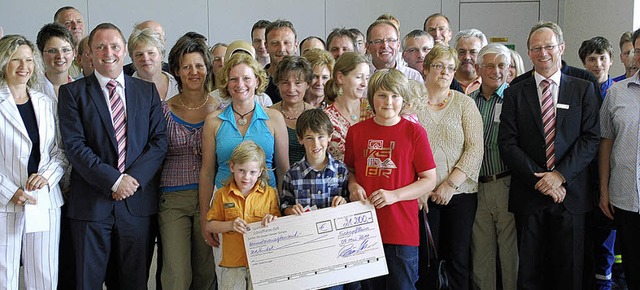 Glckliche Gesichter: Vertreter von 25...checks der Sparkasse Schopfheim-Zell.   | Foto: Edgar Steinfelder