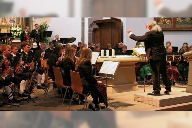 Blasmusik erfllt wohlklingend das Kirchenschiff