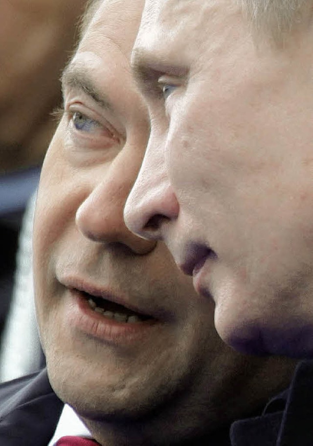 Auf dem Foto ein Herz und eine Seele: Medwedew (links), Putin  | Foto: dpa