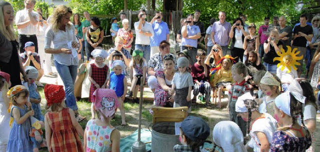 50 Jahre Kindergarten &#8222;Am Drle&...r fhrten Spiellieder von frher auf.   | Foto: Roland Vitt