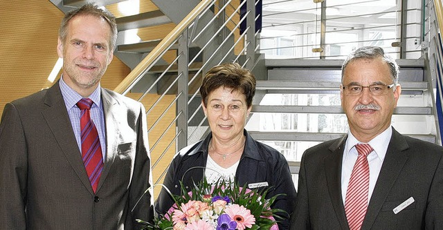 Mechthilde Enz (Mitte) mit dem Volksba...(links) und Personalleiter Albert Ott.  | Foto: Volksbank