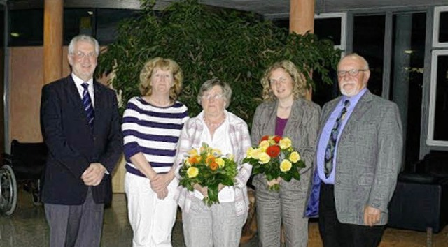 Dekan Hans-Jrgen Decker (links), Chor...ppke (Mitte) mit Urkunden und Blumen.   | Foto: Hildegard  Hartmann