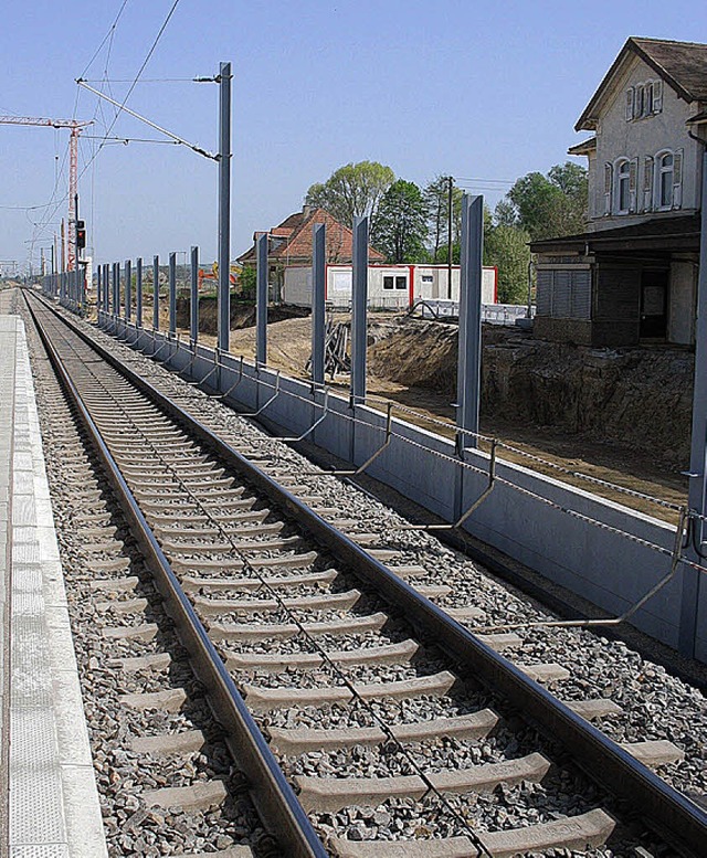 Im Bereich Schliengen werden an der Ne...itszge und Stopfmachinen eingesetzt.   | Foto: kam