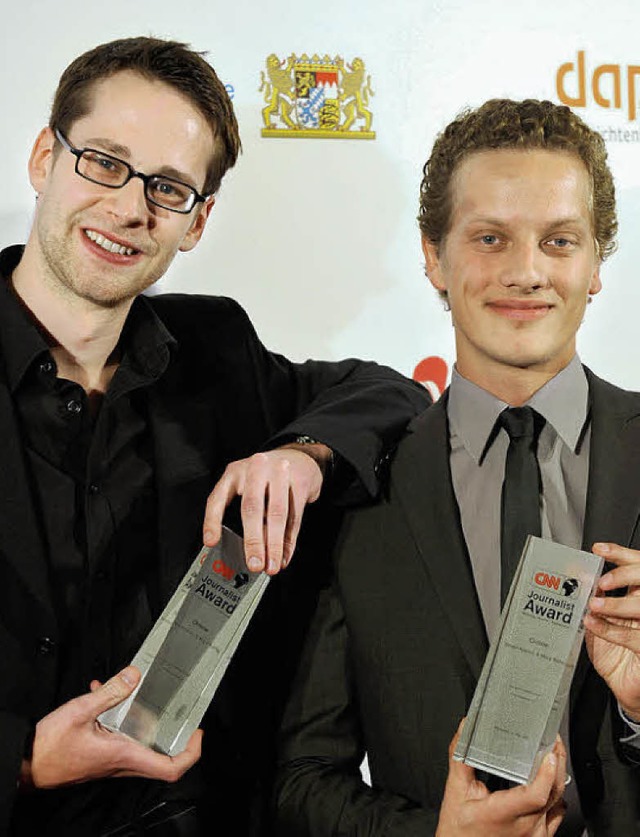 Simon Kremer (l.) und Marc Rhlig  mit ihren Preisen  | Foto: dpa