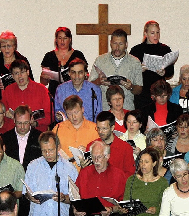 Der vierzigkpfige Gospelchor New Formation fllte die Hofener Kirche  | Foto: Heiner Fabry
