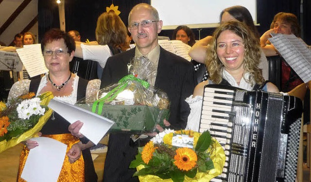 Judith Held, Christa Schill und Dirige...rt des Harmonikaclubs Schnau geehrt.   | Foto: Wolfgang Grether