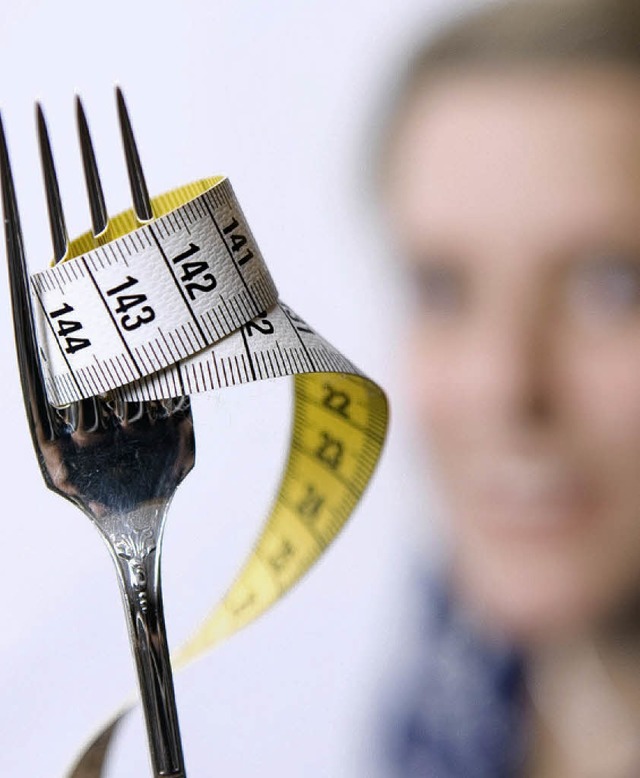 Essen oder messen? Mit zu viel Gewicht...inlichkeit, an Diabetes zu erkranken.   | Foto: dpa