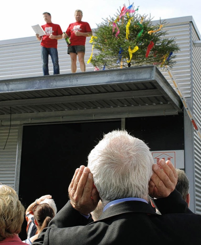 Ein Gast des Richtfests lauscht dem Richtspruch.   | Foto: Gertrude Siefke