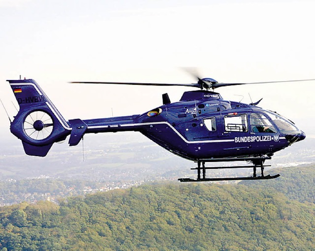 Die Helikopter der Bundespolizei versuchen aufgrund des Lrms hoch zu fliegen.   | Foto: OG