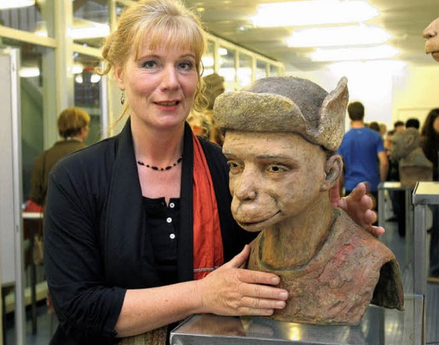 Sybille Unique mit einem der von ihr geschaffenen Psycho-Gnome   | Foto: Peter Heck