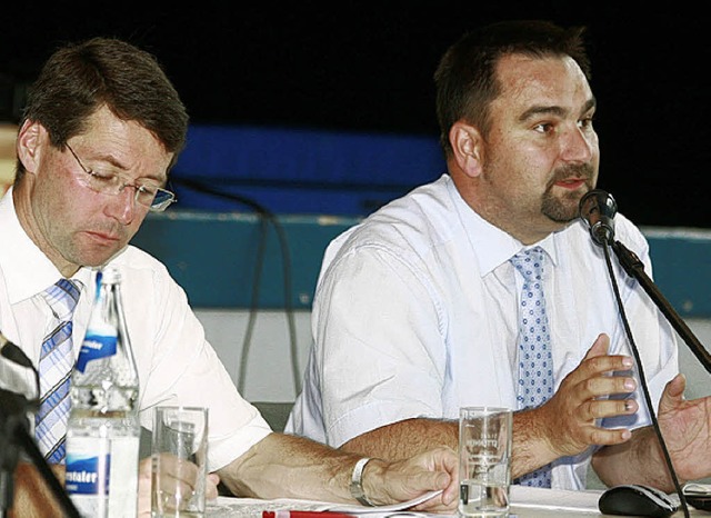 Maximilian Bauch (rechts) mit Brgermeister Metz in der Infoveranstaltung.  | Foto: DEC