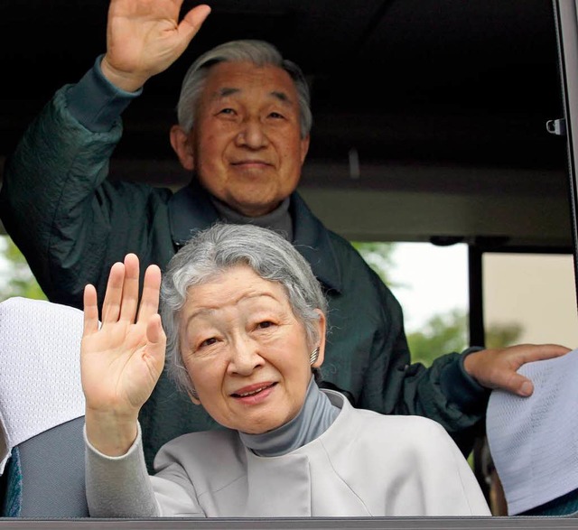 Das japanische Kaiserpaar hat am Mittw...al Opfer der Atomkatastrophe besucht.   | Foto: dpa