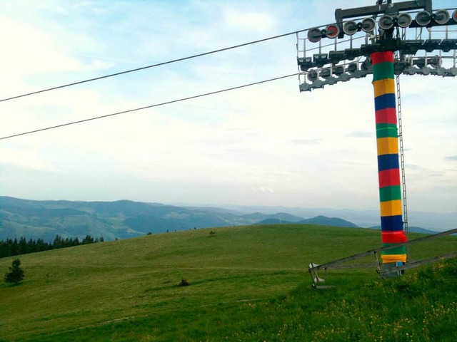 Mit buntem Strickmuster prsentiert sich ein Mast der Belchen-Seilbahn  | Foto: privat