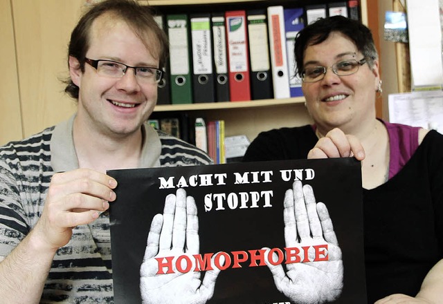 Andreas Dickerhof und Katja Glaus mit einem Plakat   | Foto: susanne kanele