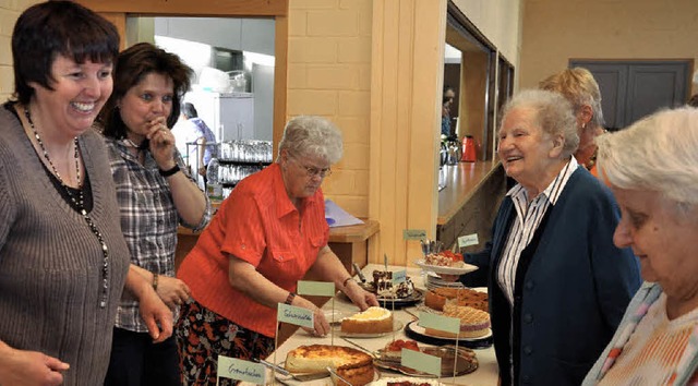 Josefa Himmelsbach, Christine Zeller u...Seniorennachmittag  Kuchen zum Kaffee.  | Foto: kai kricheldorff