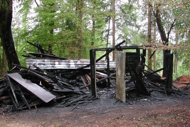 Feuer in Waldfesthütte wurde gelegt - Hintergründe unklar