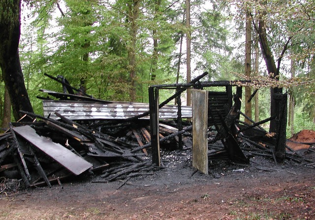 Ein Bild des Jammers: Von der Waldfest... das Feuer von jemandem gelegt wurde.   | Foto: privat