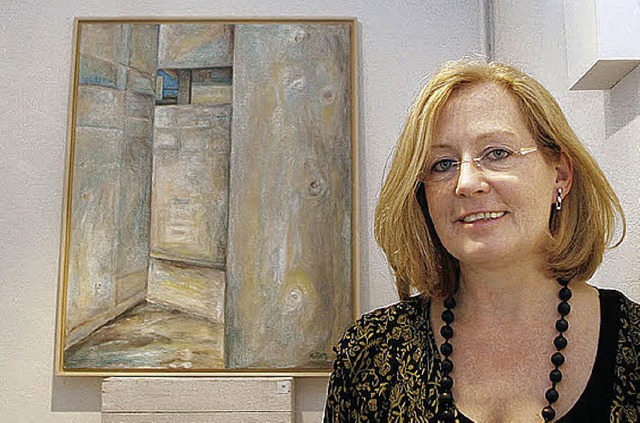 Marion Bekker und ein Bild der Ausstellung &#8222;Rume&#8220;   | Foto: Heidi Fssel