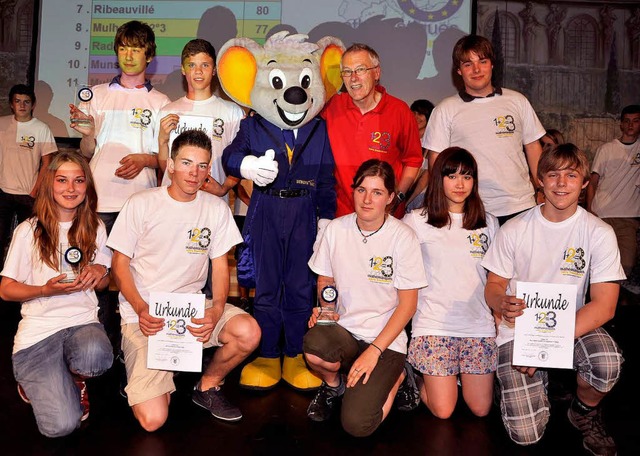 Die Klassensprecher der vier erstplatz...chaften  nehmen  ihre Preise entgegen.  | Foto: Europa-Park