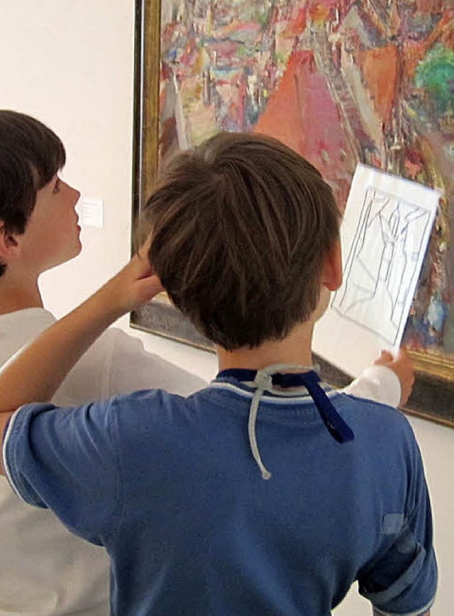 Kunstexperten: Die beiden Viertklssler betrachten konzentriert ein Bild.   | Foto: Privat