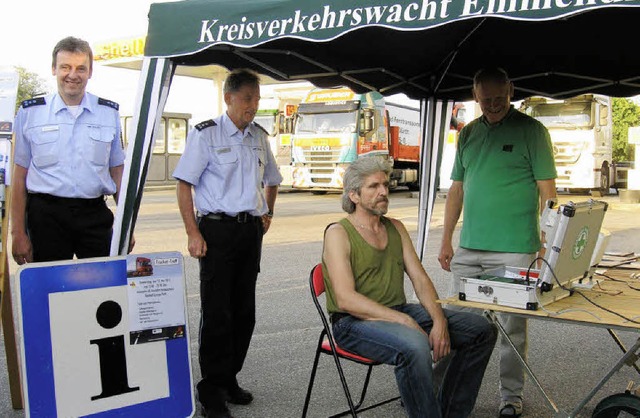 Trucker-Treff in Herbolzheim: Jrgen B...eisverkehrswacht, beim Reaktionstest.   | Foto: Ute Schler