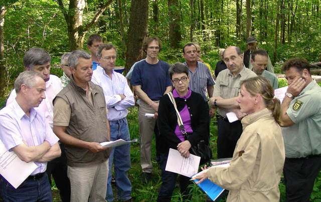 Die Forsteinrichterin Petra Binder erl...bert Stiefvater vom Forstamt Staufen.   | Foto: mario schneberg