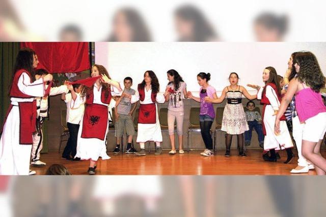 Trkisches Kinderfest mit albanischem Beitrag