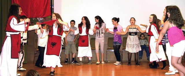 Die albanische Tanzgruppe in ihren Tra...Bhne beim trkischen Kinderfest ein.   | Foto: horst david