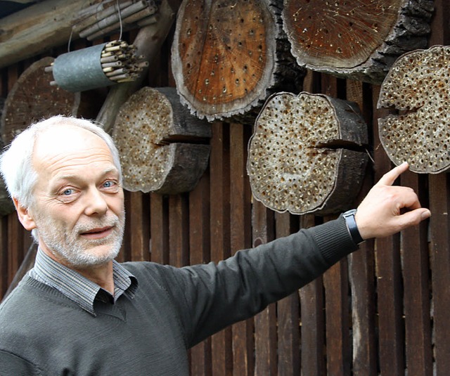 Michael Nutsch mit Brutquartieren fr Wildbienen  | Foto: Silvia Faller