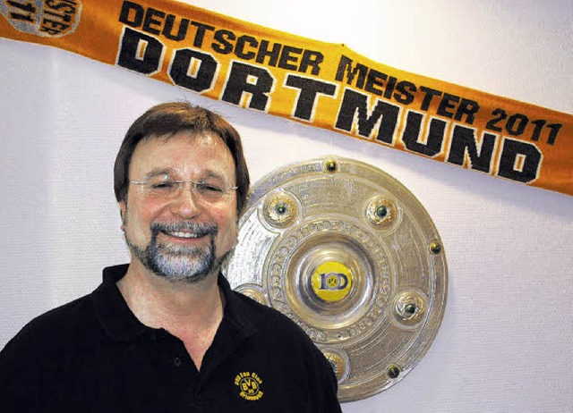 Reiner Borschukewitz mit Meisterschal und Meisterschale   | Foto: R. Ullmann