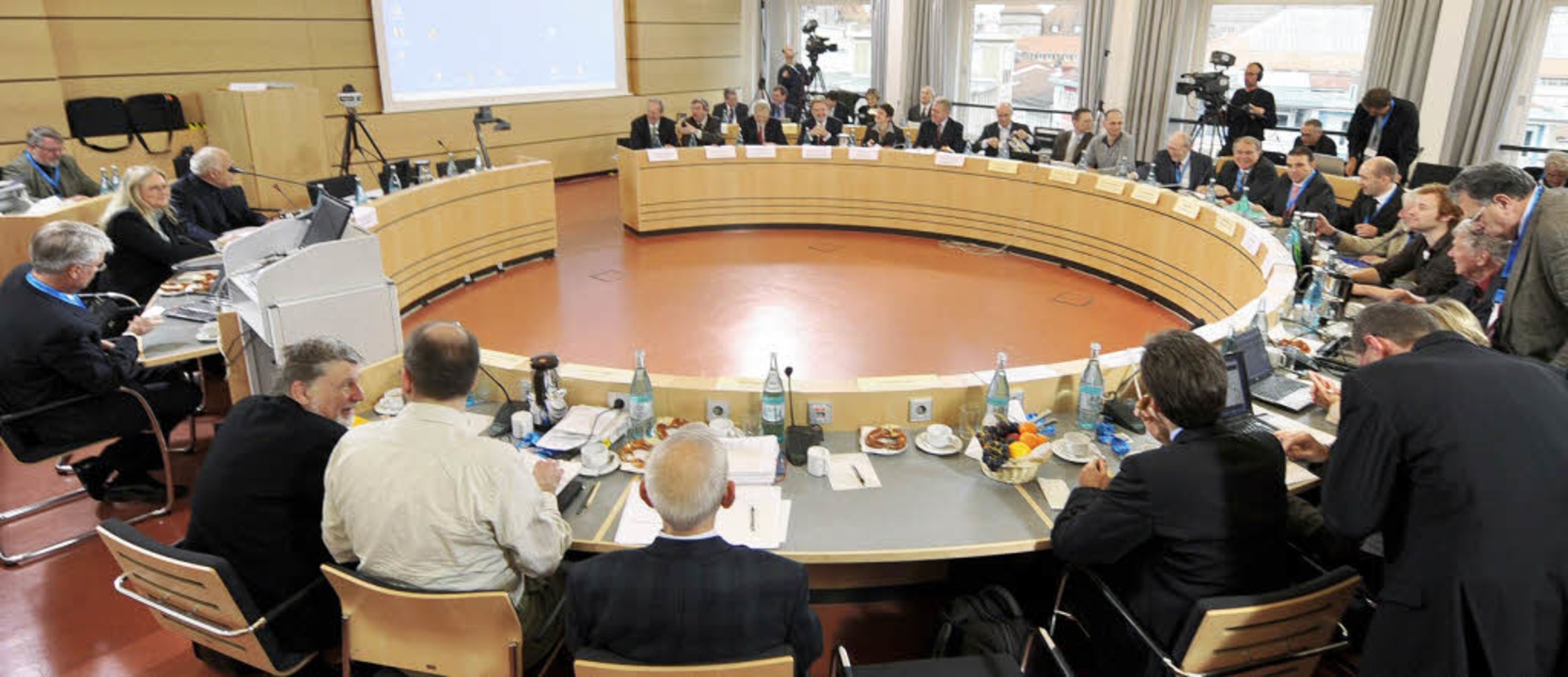 Wie beim umstrittenen Bahnprojekt Stut...egen Atdorf einen Runden Tisch geben.   | Foto: dpa