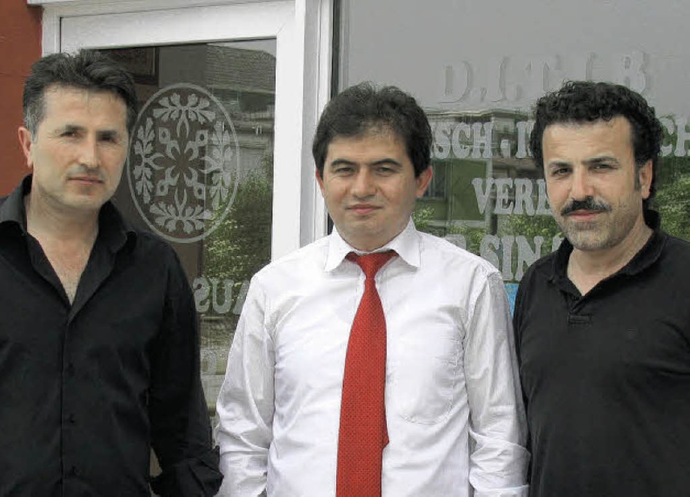Celal Muhsin (Mitte) ist der neue Imam...nd des Türkisch-Islamischen Vereins.    | Foto: michael gottstein
