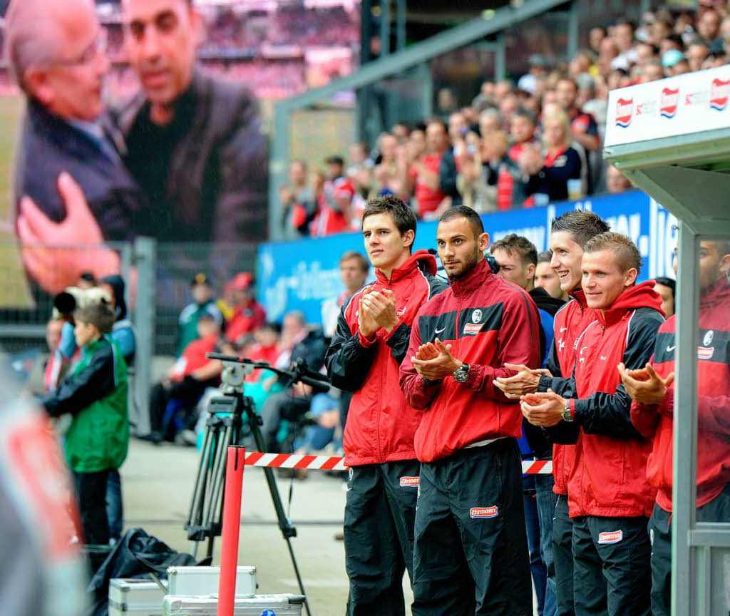 Letztes Saisonspiel mit vielen Emotionen: Der SC verliert gegen Leverkusen, feiert aber davor und danach einen stimmungsvollen Saisonausklang.