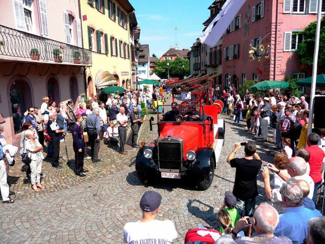 Mit dem ltesten Lschfahrzeug aus dem...fuhr Bertram Roeder aus Bad Krozingen.  | Foto: manfred burkert